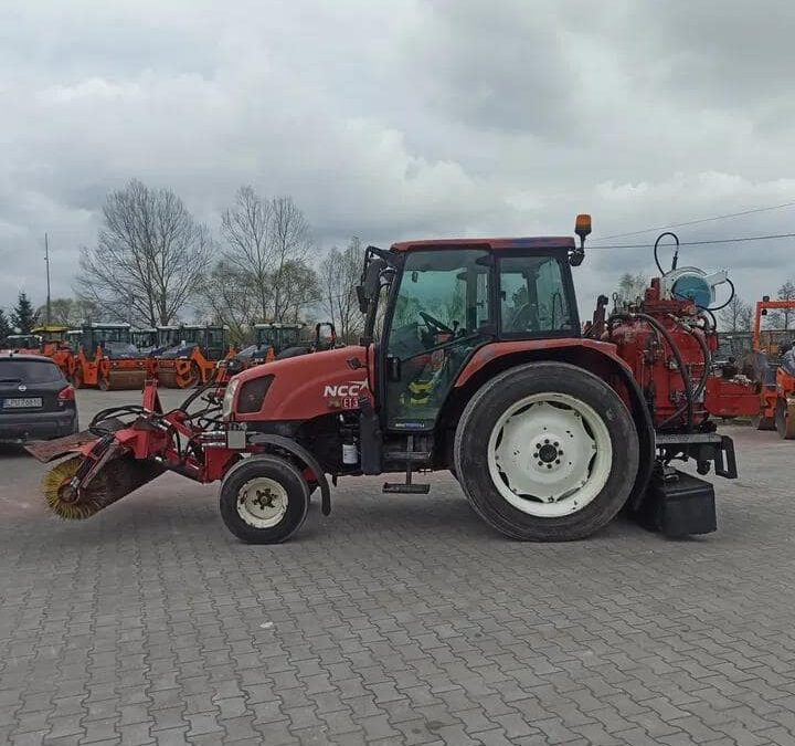 Ciągnik szczotka zamiatarka skrapiarka New Holland TL 90 A
